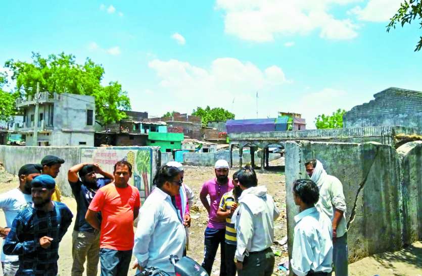 hoshangabd, bjp, nagarpalika, meeting, dead line, plantation नपाध्यक्ष ने एेसा क्या बोला कि चौंक गए बैठक में कर्मचारी..