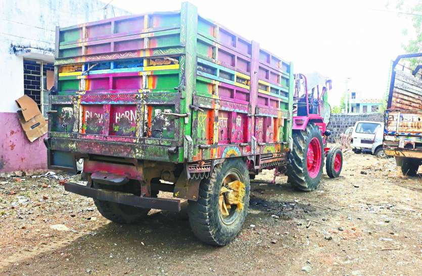 patrika ट्रैक्टर ने महिला को रौंदा, मौके पर ही मौत, लोगों ने चालक को पीटा