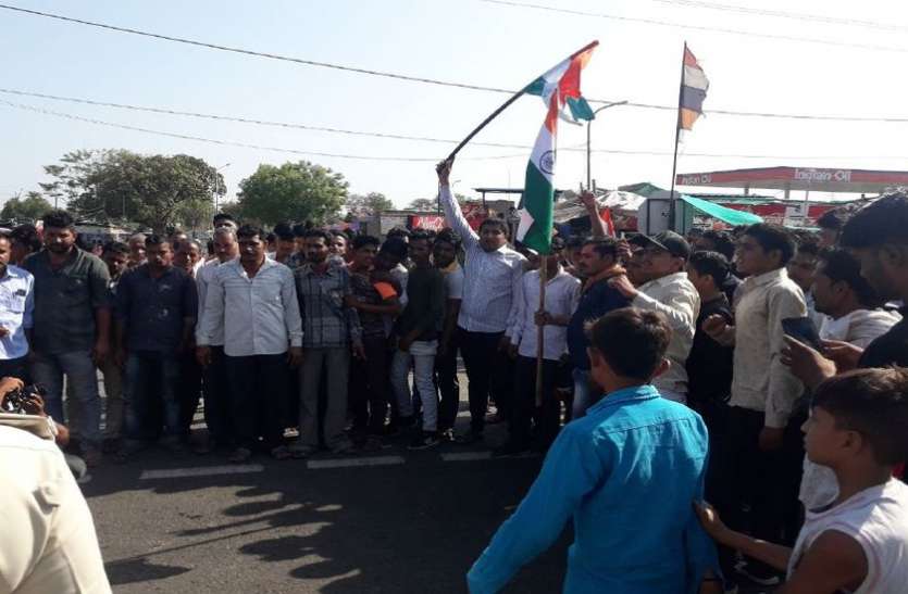 shaheed गांव पहुंचा शहीद का शव, बिलख पड़े लोग, हाथों में तिरंगा लेकर लगाए नारे