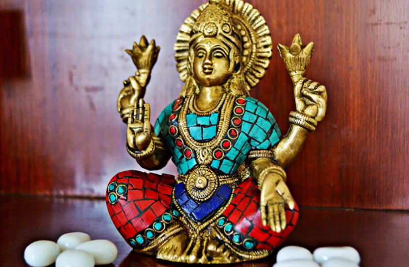 maa laxmi लगातार 11 शुक्रवार कर लें इन 10 में से कोई भी उपाय, छप्पर फाड़कर बरसेगा पैसा