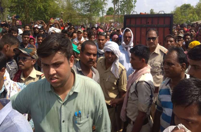 वीडियो में देखिए, क्या हुआ जब नाश्ता कर रहे इस किसान के घर घुस गया खतरनाक जानवर तेंदुआ