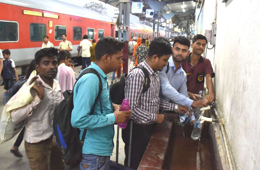 patrika टे्नों के डिब्बों में यात्री प्यास से बेहाल तो स्टेशन पर ठंडे पानी को तरसे