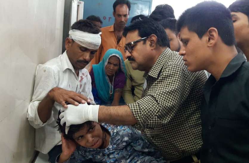 patrika कार को बचाने के चक्कर में बस पलटी, 19 यात्री हुए घायल