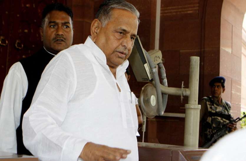 mulayam singh yadav मुलायम सिंह यादव पर फर्जी दस्तावेज तैयार करने का आरोप!