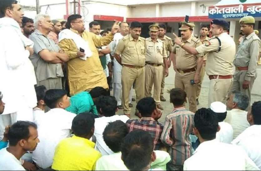 muzaffarnagar दंगा पीड़ित के घर शरण लेने वाले बदमाशों को दबोचने गई पुलिस टीम पर हमला, पथराव के साथ मिर्ची पाउडर फेंका
