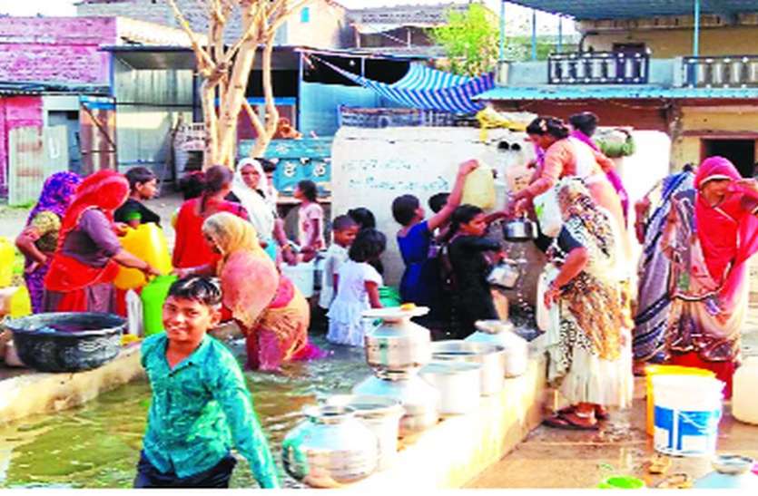 indore एक ही ट्यूबवेल पर निर्भर पूरा गांव, सुबह से ही लग जाती है बर्तनों की लंबी लाइन