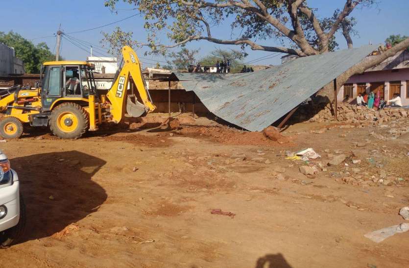 pratapgarh ग्रामीणों के विरोध के बीच प्रशासन ने हटाया तलाई से अतिक्रमण