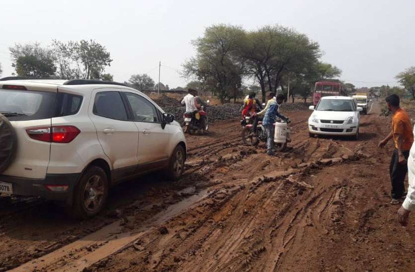 pratapgarh थोड़ी सी बारिश में अरनोद रोड के बिगड़े हाल, क्या होगा जब आएगा मानसून