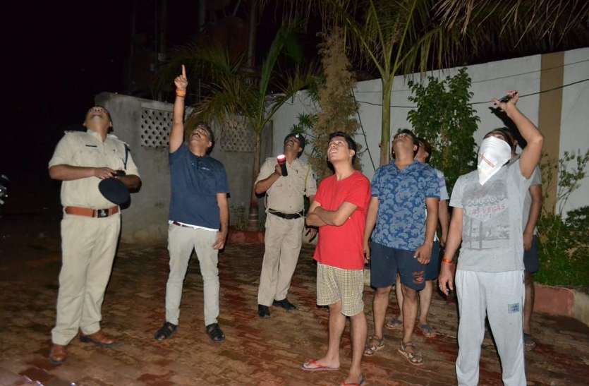 Looking for the accused in the overnight after the robbery, see video लूट के बाद रातभर होती रही आरोपियों की तलाश, देखें वीडियो