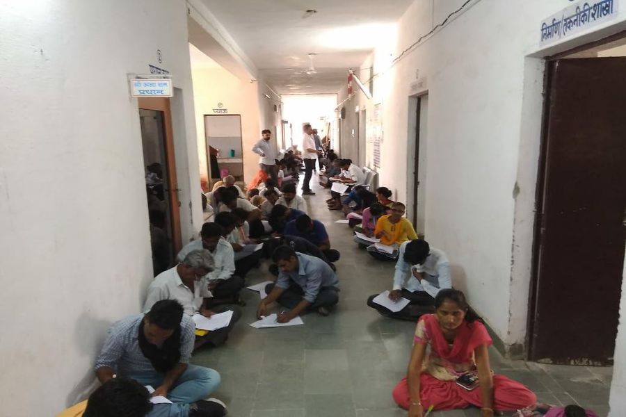 After getting complaints about NREGA workplaces, Lee District Sub-Met नरेगा कार्यस्थलों को लेकर मिल रही शिकायतों के बाद ली जिलेभर के मेट की परीक्षा