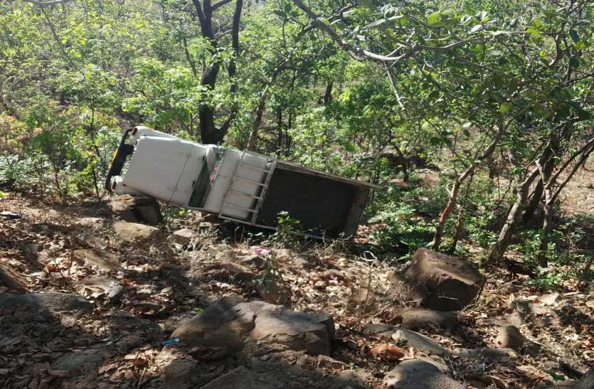 Pickup overturned पिकअप में सवार थे 40 लोग, पहाड़ की चढ़ाई देख ड्राइवर बोला- टेंशन मत लो आराम से चढ़ा लूंगा, फिर हो गया दिल दहलाने वाला हादसा