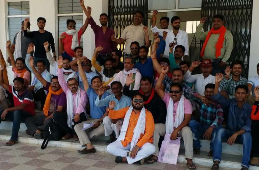 Distressed, reached collectorate due to low compensation of railway रेलवे के कम मुआवजा देने से हुए असंतुष्ट, पहुंच गए कलेक्ट्रेट, किया जमकर विरोध-प्रदर्शन