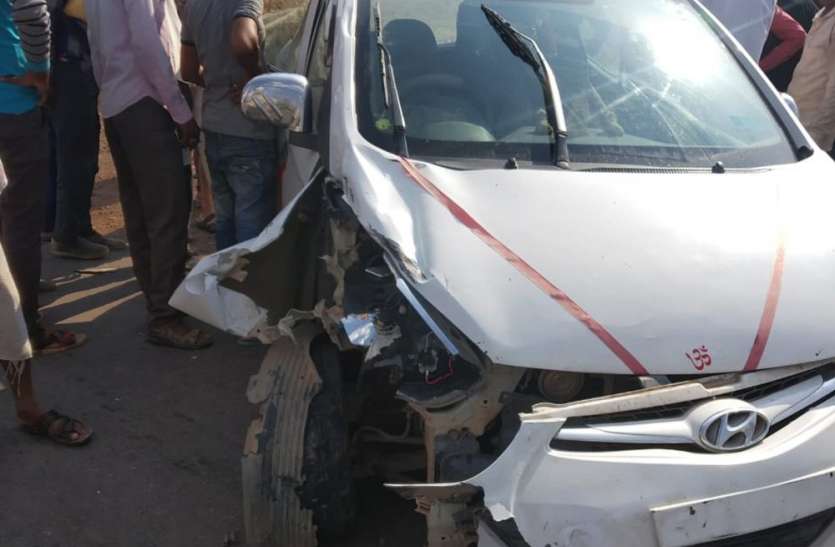 The car collided with a bike lik कार ने बाइक को ऐसी मारी टक्कर की...