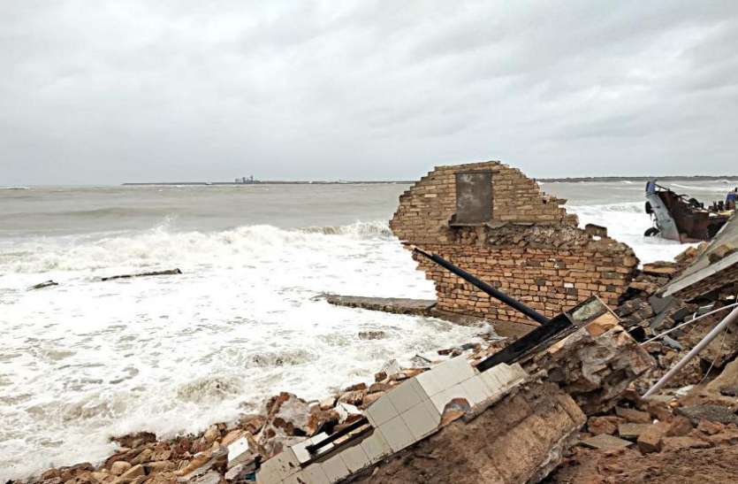'Vayu' Cyclone पोरबंदर : समुद्रतट पर बंधी २५ से अधिक बोट लहर के साथ समुद्र में