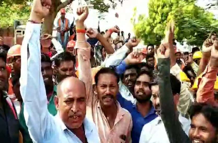 Protest after labour death सोनभद्र में जीडीसीएल में कार्यरत ठेका मजदूर की संदिग्ध परिस्थिति में मौत, जमकर बवाल