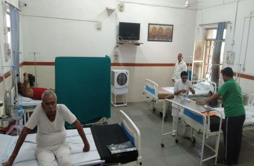 latest hindi news MP के इस बडे़ अस्पताल में मरीजों का सवाल: डॉक्टर AC में, हमारे साथ भेदभाव क्यों
