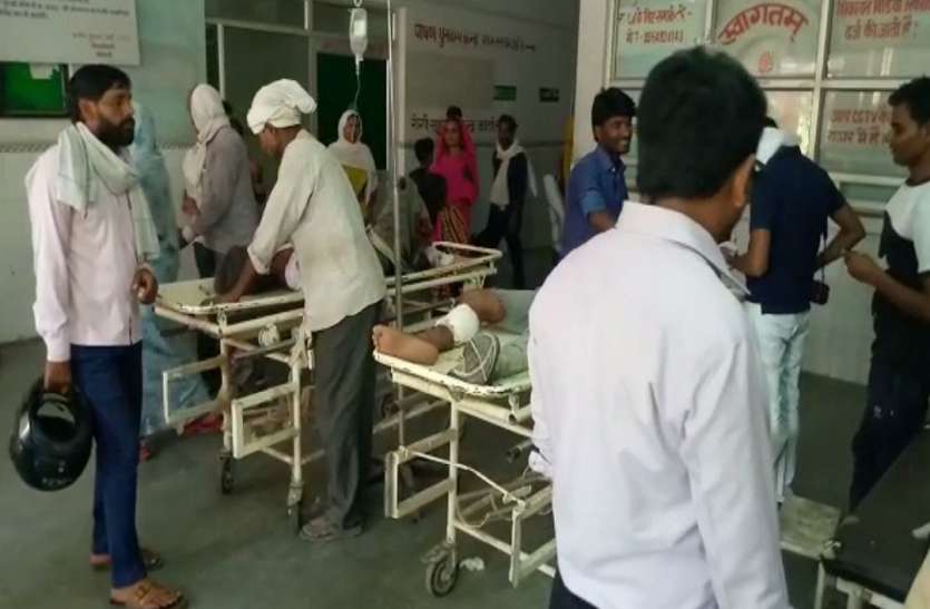 Road Accident बालू लदे ट्रक ने बाइक में मारी टक्कर, दो महिलाओं समेत तीन घायल