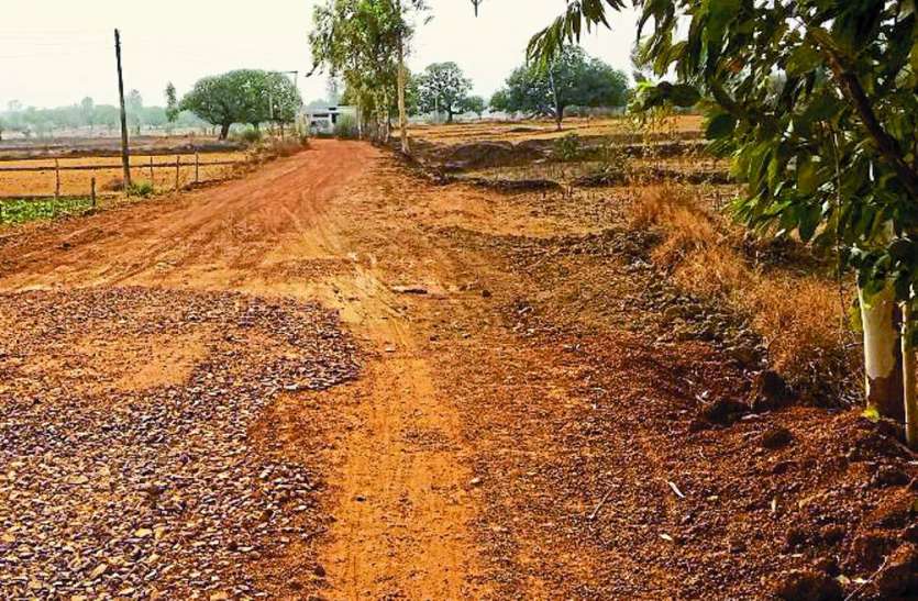 Prime roads incomplete बरसात में गांव के लोगों को आवागमन में होगी परेशानी