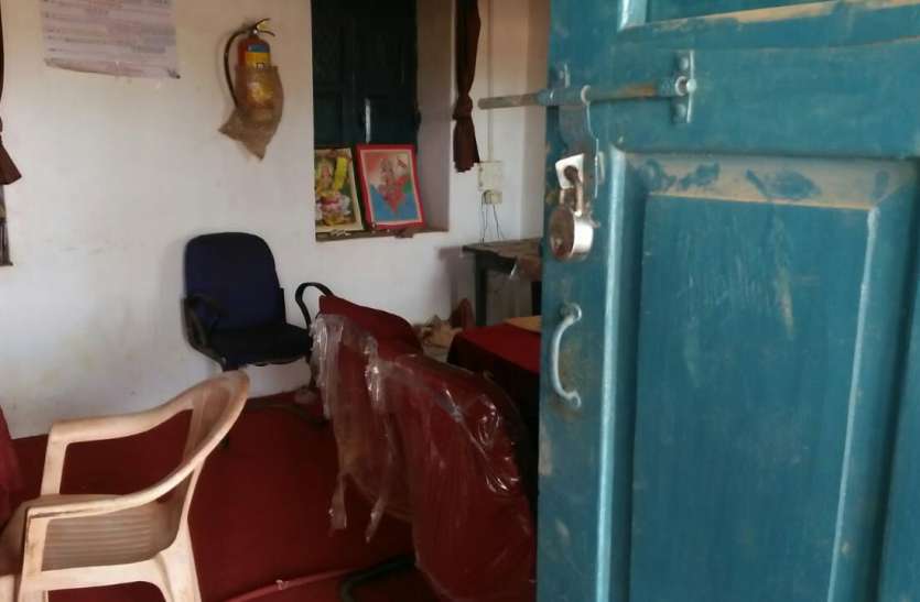Computer and printer theft by breaking the school building lock विद्यालय भवन का ताला तोड़कर कंप्यूटर व प्रिंटर चोरी