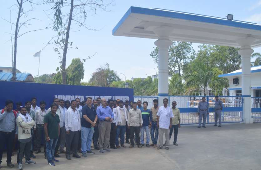 rewa नगर निगम कर्मचारियों ने वीटीएल कंपनी के प्लांट के बाहर आखिर क्यों जमाया डेरा, यहां जानिए इसकी प्रमुख वजह