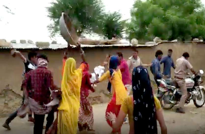 Bajri Mafia Sand Mafia Attack on Police : पुलिस पर बजरी माफियाओं ने किया हमला, कई पुलिसकर्मी चोटिल, कैमरे में कैद हुई घटना