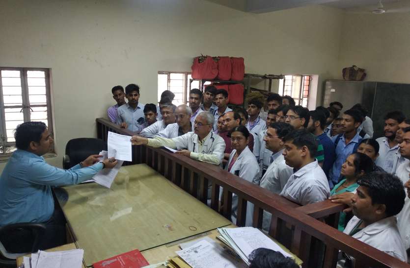 sp चिकित्सकों ने काली पट्टी बांधकर जताया विरोध, एसडीएम को ज्ञापन
