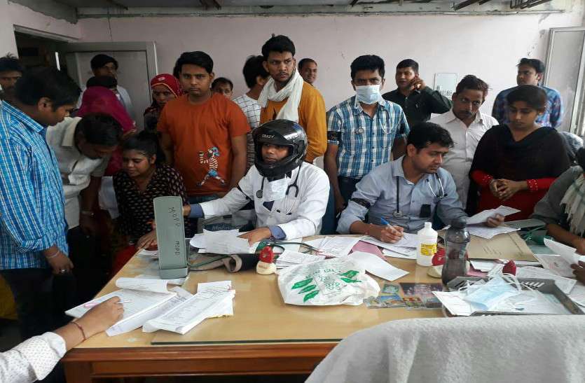 sms hospital कोलकाता में डॉक्टर्स पर हमला : जयपुर में काली रिबन बांध, हेलमेट पहन डॉक्टर्स ने देखे मरीज, जताया विरोध