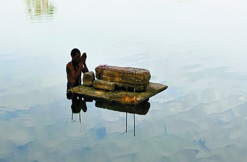 walking stone रहस्य: नदी के बीच में विराजित हैं ये पत्थर, कही भी रखो सुबह वहीं मिलता है स्थापित