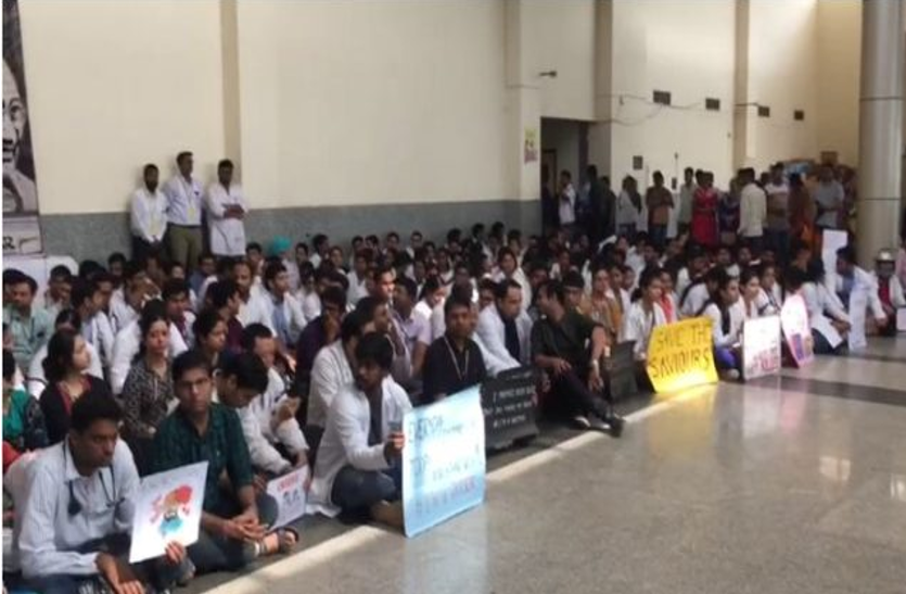 doctors on strike Doctors Strike: कोलकाता में दो डाक्टरों पर हमले के विरोध में एम्स भुवनेश्वर में हड़ताल