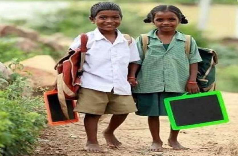 स्कूल जाते गरीबों के बच्चे बनारस में RTE बना मजाक, मानक को दरकिनार कर गरीबों के बच्चों को भेज रहे 6 किलोमीटर दूर