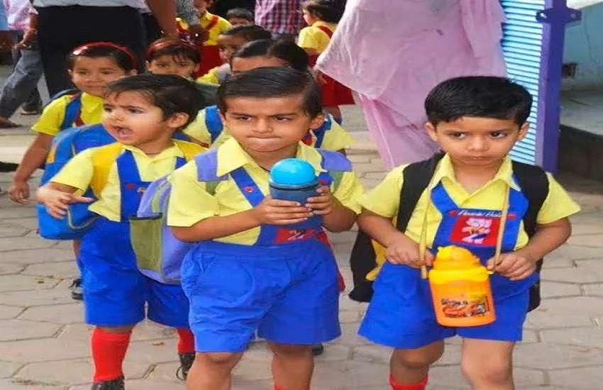 स्कूल जाते बच्चे