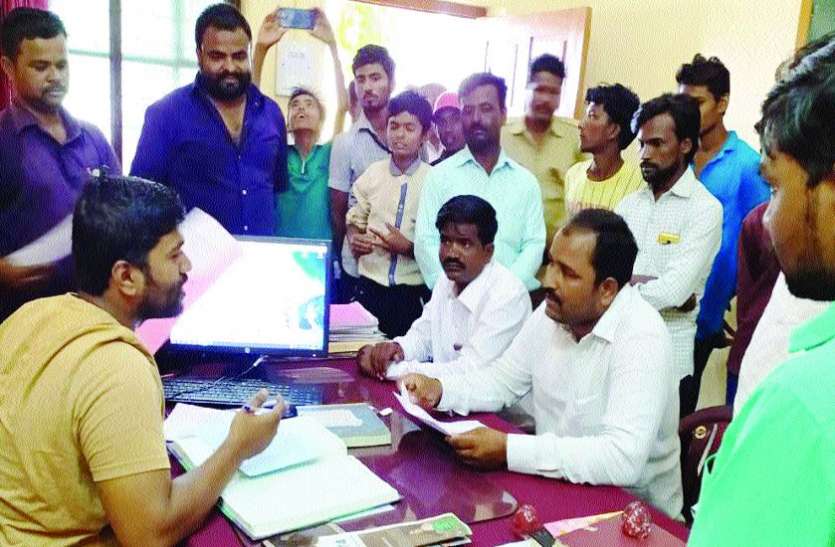 नागूर के ग्रामीण बस की सुविधा से वंचित नागूर के ग्रामीण बस की सुविधा से वंचित