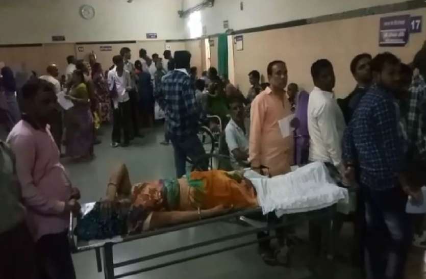 indore VIDEO : कोलकाता की घटना का विरोध, स्ट्रेचर पर तड़पते रहे मरीज, डॉक्टर मुंह फेर कर चले गए