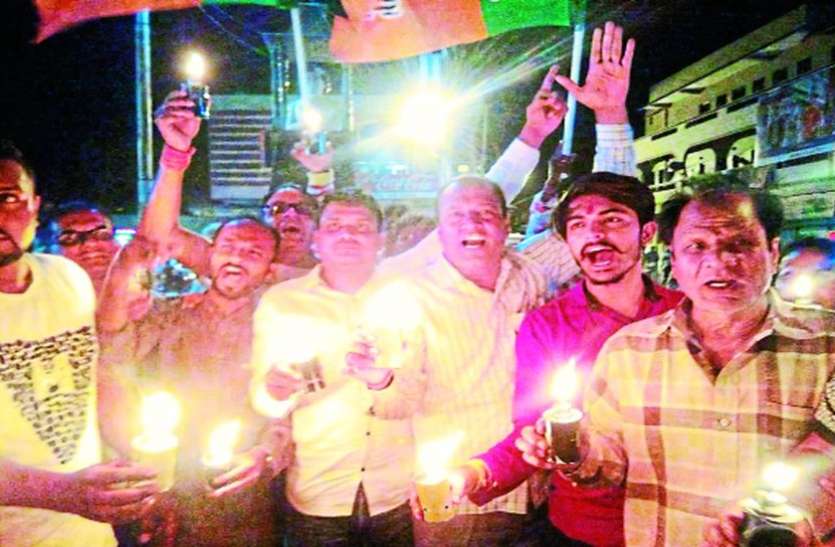 indore बिजली कटौती के विरोध में भाजपा ने निकाली चिमनी यात्रा