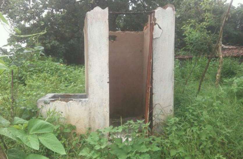 odf शौचालय निर्माण से परेशान हुए लोग, कहीं छत नहीं तो कहीं दरवाजे का अभाव