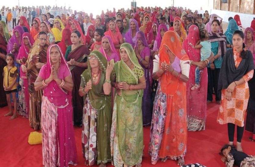 Gou Bhagwat katha गो भागवत कथा में कृष्ण जन्मोत्सव पर झूमे श्रद्धालु