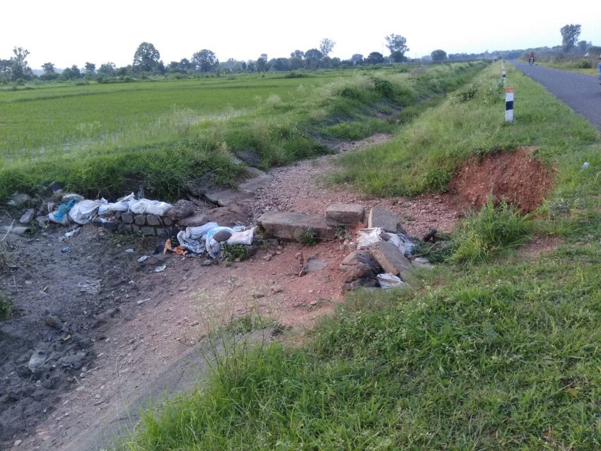 Somewhere in the cracks, there is a waste from the canal कहीं दरारें तो कहीं कचरे से पटी नहर