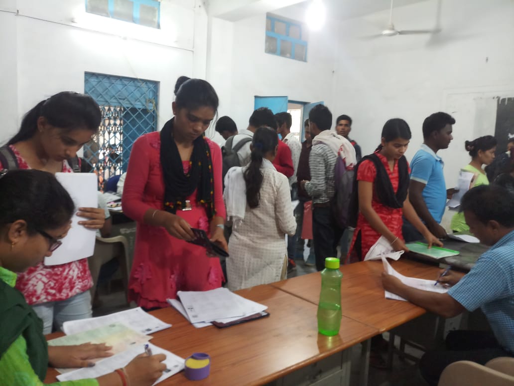 Students arriving at the help center at JH College पीजी में प्रवेश प्रक्रिया के पहले दिन पोर्टल ठप