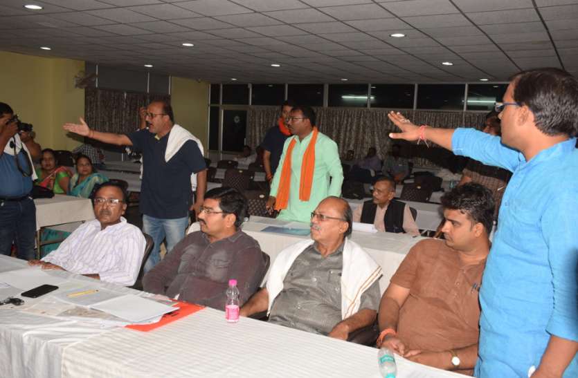 Councilor and Leader of the Opposition पार्षद व नेता प्रतिपक्ष आपस में भिड़े, जाने क्यों आई हाथापाई की नौबत