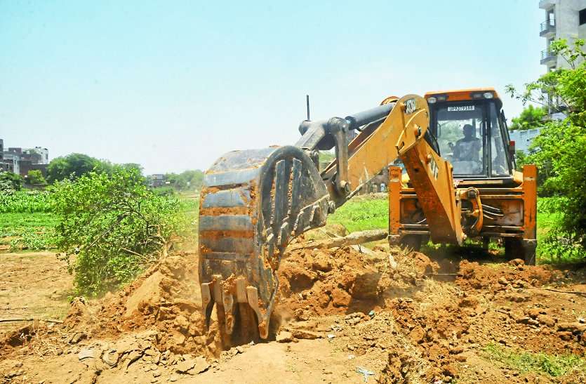 encroachment free drive over murar river in gwalior मुरार नदी अतिक्रमण : लोगों ने लगाए प्रशासन पर आरोप, बोले- अमीरों को छोड़ दिया गरीबों को किया परेशान