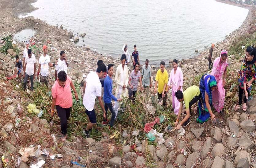 news लोगों ने तालाब से निकाला कचरा नन्हे-नन्हे भागीरथियों ने भी बंटाया हाथ