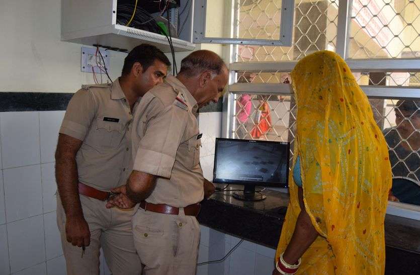 Came to be helpful and took away the jewelery with cheating मददगार बनकर आई और धोखे से जेवर लेकर हो गई फरार