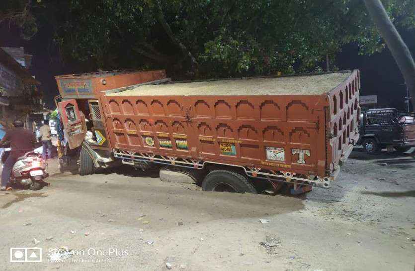 Sand river truck caught नाकाबंदी के बाद भी शहर में आया बजरी का ट्रक