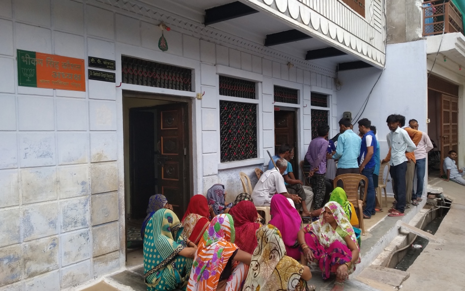 thousand, populations, drinking, water, crisis bhind news, bhind news in hindi, bhind news in hindi mp पानी के लिए घेरा नपाध्यक्ष का घर