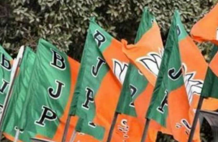 bjp भाजपा कार्यकर्ता की हत्या: रेत में दबा मिला शव, लाश के ऊपर लिखा था 'दी एंड'