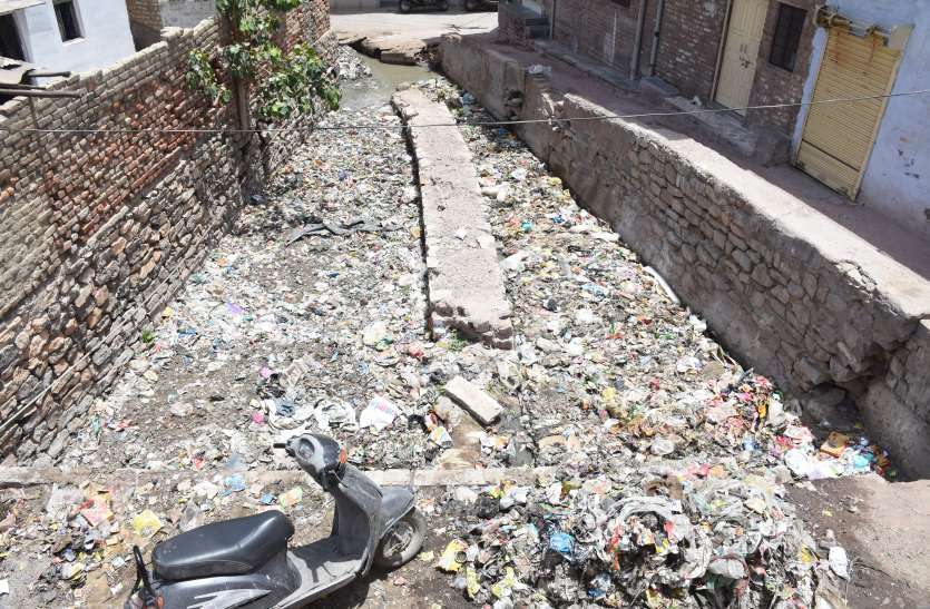 overlooked of nagar nigam bikaner कचरे से अटे, अतिक्रमणों में जकड़े, बदहाल नाले
