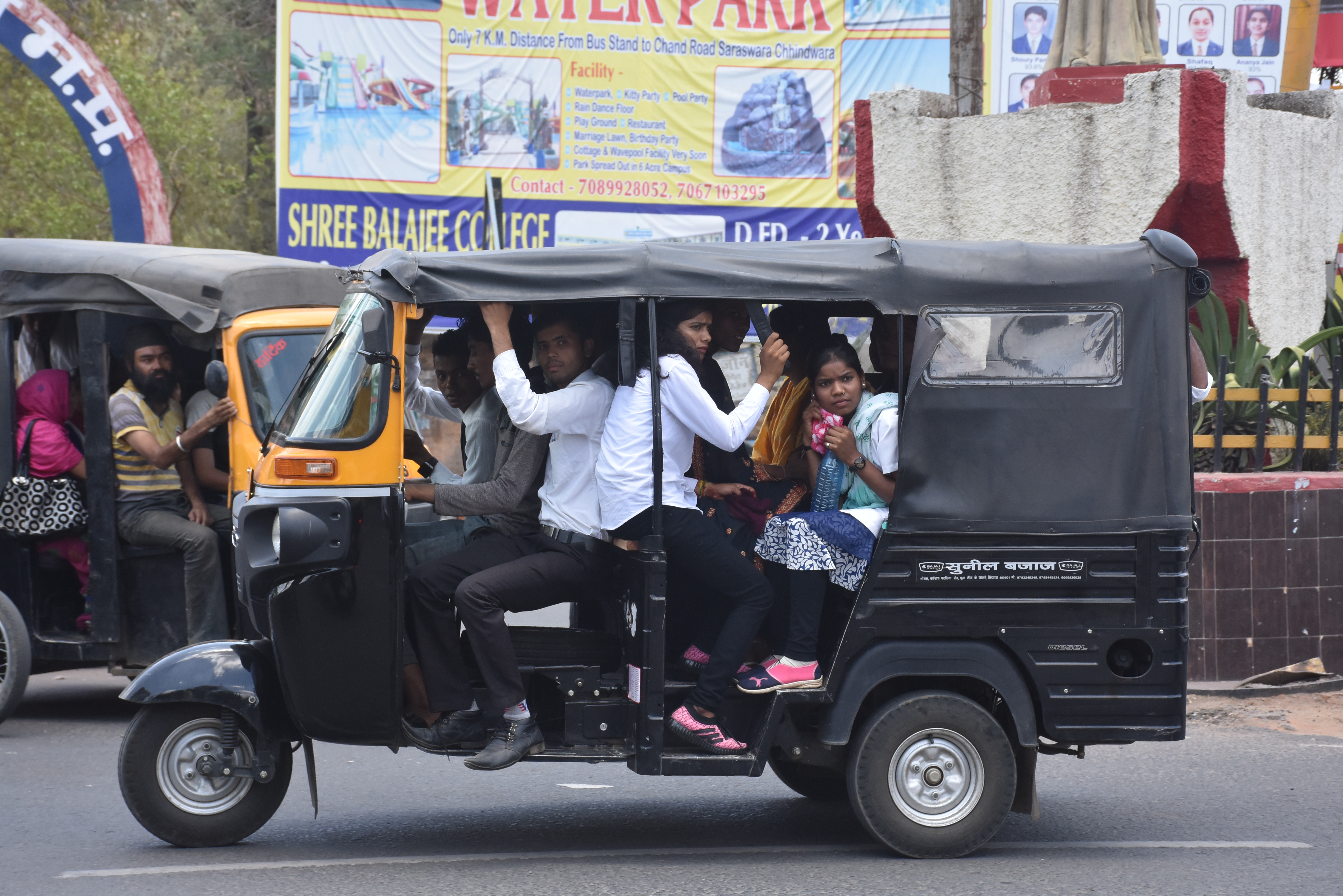 सजग स्व-साधना मंडल आज मनाएगा पिता दिवस छिंदवाड़ा. सर्व जागृृति गण परिषद के अंतर्गत सजग स्व-साधना एवं अखंड देश भक्ति-जन जागृृति अभियान से जुड़े लोगों ने रविवार को पिता दिवस मनाएंगे। संस्था के संयोजक कृपाशंकर यादव ने बताया कि पिता दिवस के अवसर पर सजग कार्यालय इएलसी हॉस्टल में सुबह नौ से 11 बजे तक संगोष्ठी रखी गई है। इसमें नगर के प्रबुद्धजन अपनी सहभागिता प्रदान कर उदगार व्यक्त करेंगे। 14 जून को दस दिवसीय मौन-विपष्यना साधना पूर्ण करने के बाद कृपाशंकर यादव ने सजग स्व-साधना मंडल सु जुड़े लोगों के बीच अपने सुझाव रखे। उन्होंने बताया विश्व में पिता दिवस (फादर्स डे) कब से मनाया जाता है। वैसे तो पूरी दुनियां में जून माह का तीसरा रविवार फारर्स डे के रूप में मनाया जाता है हर पिता अपना सारा जीवन अपने बच्चों के खुशी के लिए समर्पित कर देते हैं। फादर्स डे की शुरुआत अमेरिका के वाशिंगटन से हुई थी। सबसे पहले फादर्स डे को 19 जून 1910 मनाया गया था। सोनोरा डॉड ने अपने पिता की याद में वॉशिंगटन के स्पोकेन शहर में इस दिन की शुरुआत की थी। सोनोरा डॉड के पिता एक किसान थे और सेना में अपनी भूमिका निभा चुके थे। सोनोरा डॉड की माँ की मृत्यु उनके बचपन में हो गई थी। इसके बाद उनके पिता ने उन्हें माता और पिता दोनों का प्यार दिया था। फादर्स डे (पिता दिवस) को मनाने की बात सोनोरा डॉड के दिमाग में मदर्स डे के दिन से आई थी। अमेरिकी राष्ट्रपति वुडरो विल्सन सन 1916 में ने फादर्स डे को मनाने के प्रस्ताव को स्वीकृति दी। अमेरिकी राष्ट्रपति लिंडन जॉनसन ने 1966 में इसे जून के तीसरे रविवार को मनाने का फैसला किया। सजग परिषद के संयोजक सेवानिवृृत्त इंजी. कृपाशंकर एवं वृृक्ष मित्र रविन्द्रसिंह कुशवाह ने आह्वान किया कि १६ जून से प्रकृति के जल स्रोतों संरक्षण-संवर्धन एवं धार्मिक आस्थावान, फलदार, वनोषद्यीय पौधों के बीजों के रोपण का कार्य को नदी, नाले एवं अन्य जल स्रोतों के किनारे वट सावित्री पूर्णिमा से कार्य प्रारम्भ किया जाएगा। दो तस्वीरें : एक तरफ पुलिस की जांच, दूसरी तरफ दिखा रहे ठेंगा