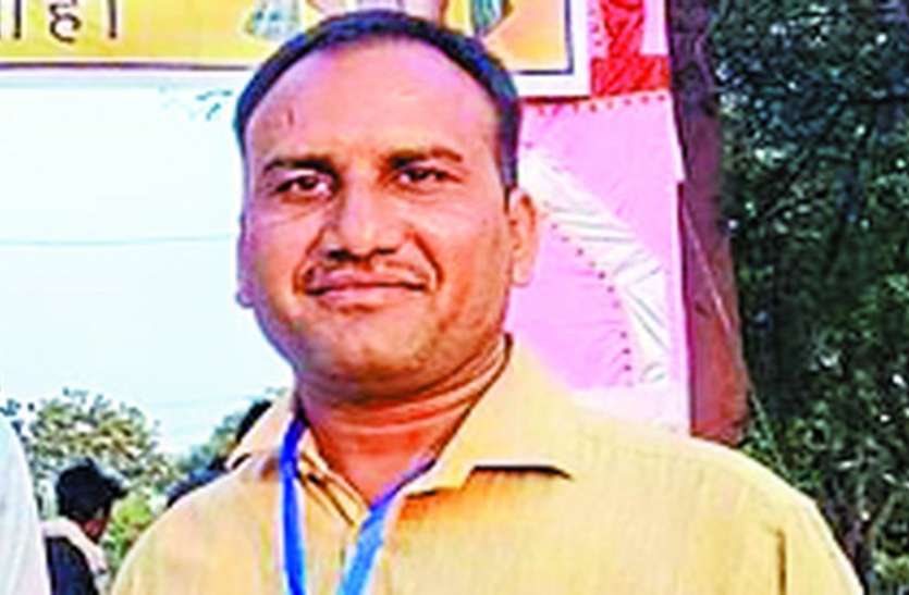 kisan लोग जल संकट से परेशान थे, किसान ने खेत से मोहल्ले तक पाइप लाइन बिछाकर दे दिया पानी