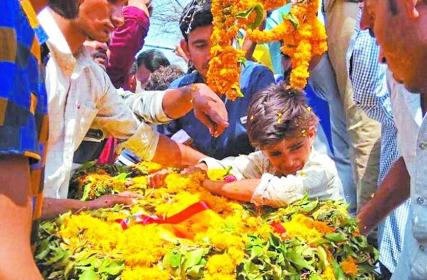 shaheed शहीद जवान से लिपटकर 8 साल के भांजे ने खाई कसम, सेना में भर्ती होकर पाक से बदला लूंगा