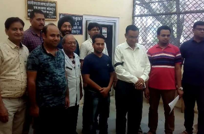 hindaun karauli news रोगियों के परिजन करते अभद्रता, सरकार करे सुरक्षा व्यवस्था